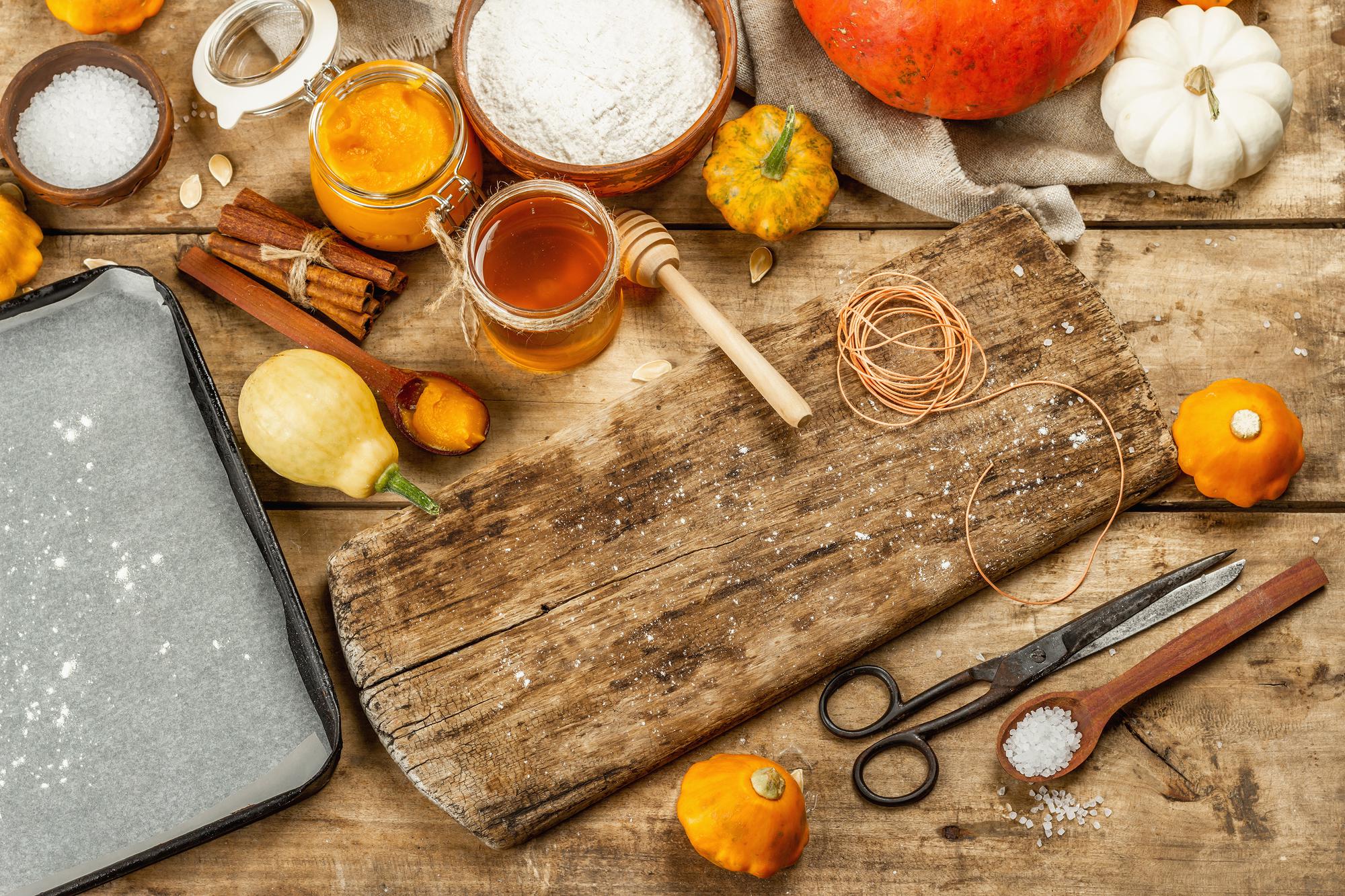 Cucina dello studio con utensili e ingredienti locali