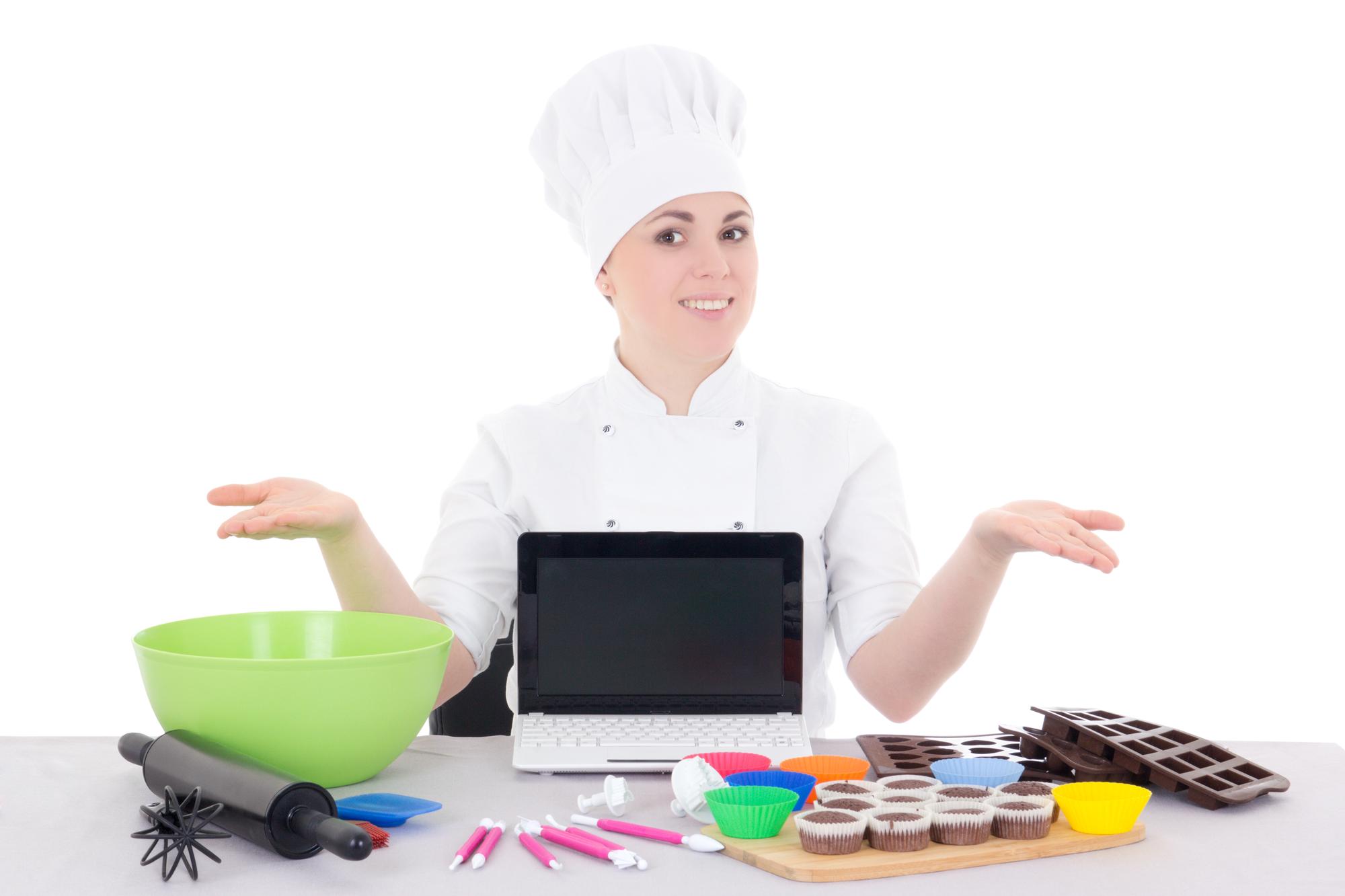 Chef che insegna una lezione online in cucina locale